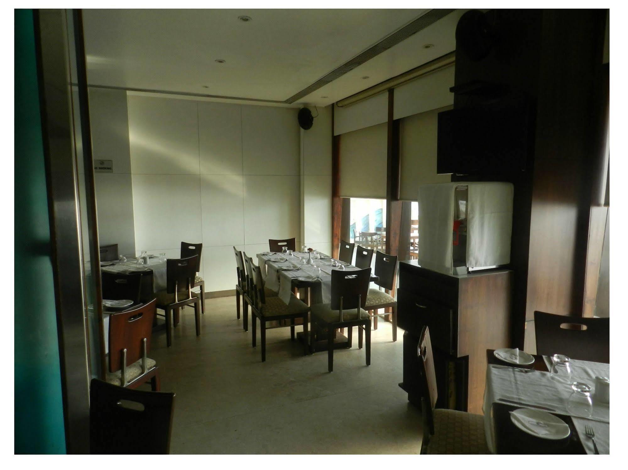 Citizen Hotel Мумбаи Экстерьер фото
